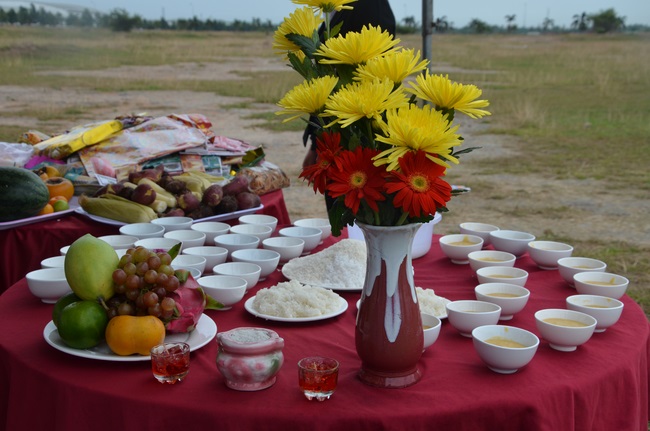 Commencement ceremony in Binh Duong and praying for safety in Can Tho.