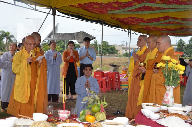 Commencement ceremony in Binh Duong and praying for safety in Can Tho.
