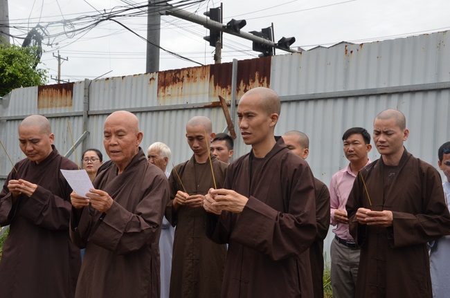 Commencement ceremony in Binh Duong and praying for safety in Can Tho.