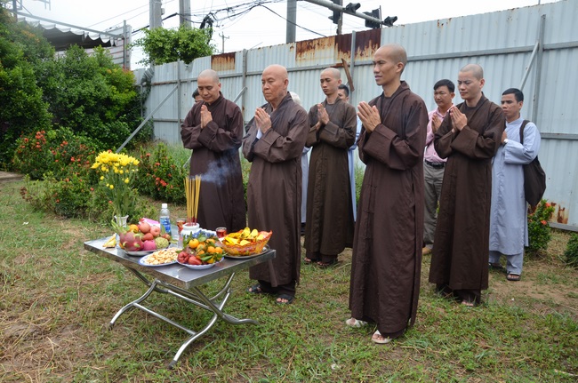 Commencement ceremony in Binh Duong and praying for safety in Can Tho.