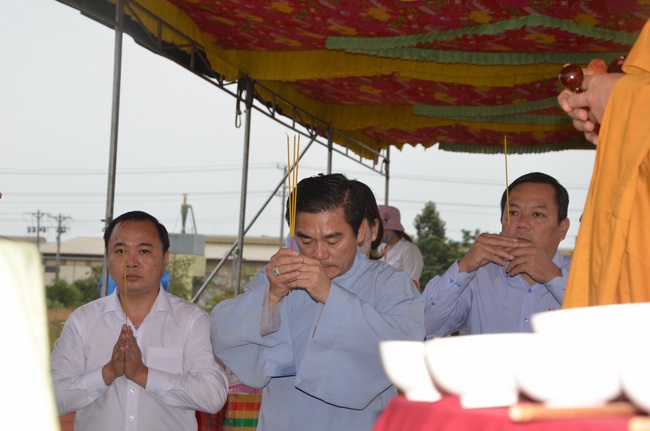 Commencement ceremony in Binh Duong and praying for safety in Can Tho.