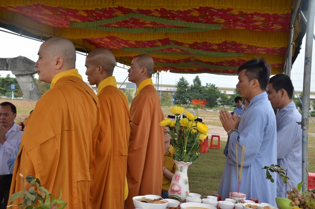 Commencement ceremony in Binh Duong and praying for safety in Can Tho.