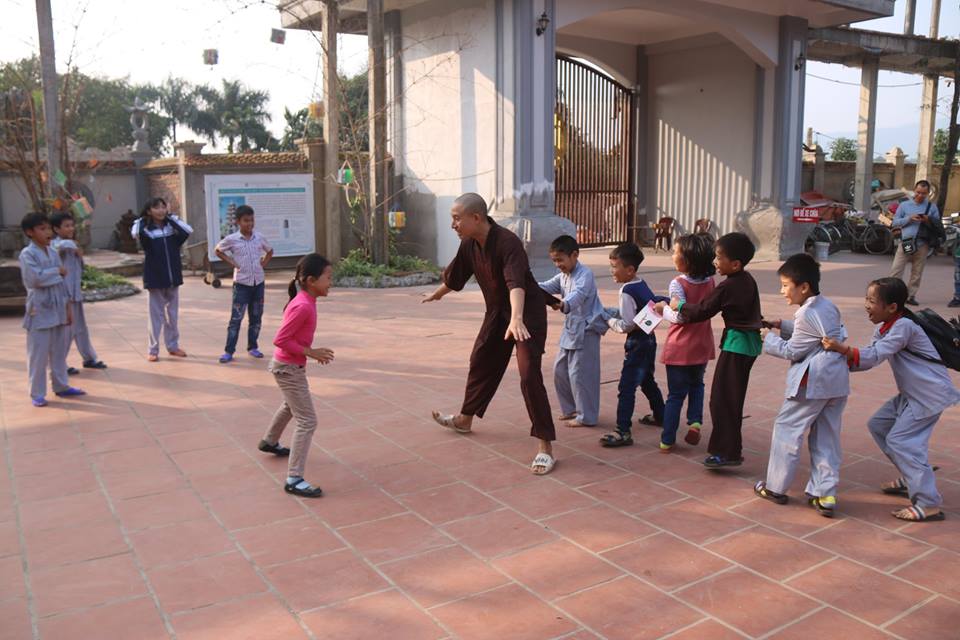 Children's smile - the playground of sowing Viet lotus seeds at Hoa Phuc pagoda