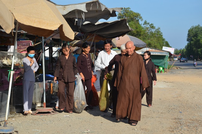 Burial in water in Vung Tau and freeing creatures in Long An