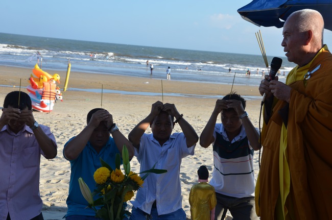Burial in water in Vung Tau and freeing creatures in Long An