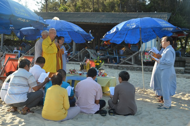 Burial in water in Vung Tau and freeing creatures in Long An