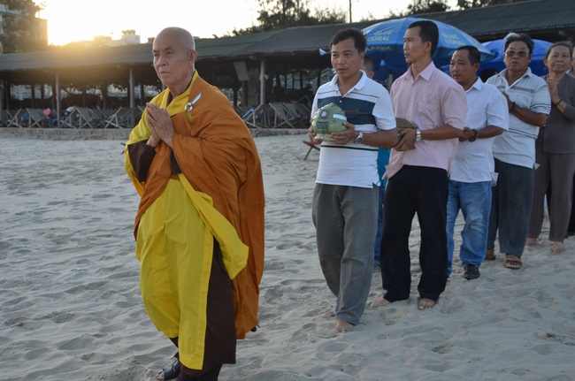 Burial in water in Vung Tau and freeing creatures in Long An