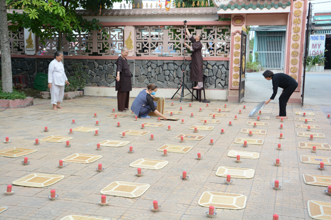 Đêm hoa đăng kỷ niệm đức Phật A-di-đà tại chùa Long Hoa  – Long An