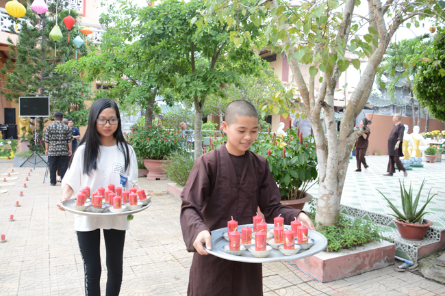 Đêm hoa đăng kỷ niệm đức Phật A-di-đà tại chùa Long Hoa  – Long An