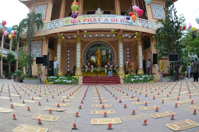 Đêm hoa đăng kỷ niệm đức Phật A-di-đà tại chùa Long Hoa  – Long An