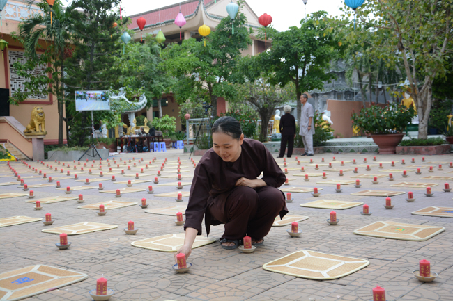 Đêm hoa đăng kỷ niệm đức Phật A-di-đà tại chùa Long Hoa  – Long An