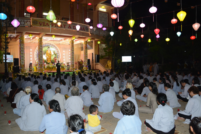 Đêm hoa đăng kỷ niệm đức Phật A-di-đà tại chùa Long Hoa  – Long An