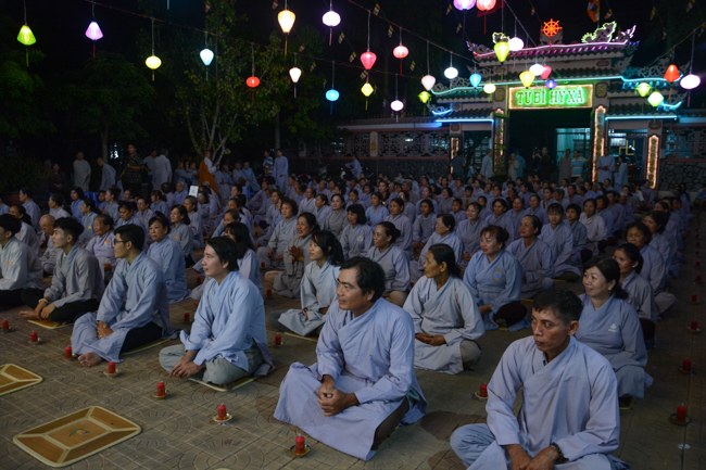 Đêm hoa đăng kỷ niệm đức Phật A-di-đà tại chùa Long Hoa  – Long An
