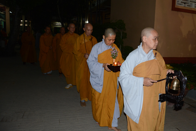 Đêm hoa đăng kỷ niệm đức Phật A-di-đà tại chùa Long Hoa  – Long An