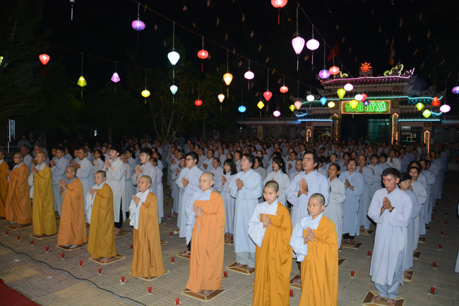 Đêm hoa đăng kỷ niệm đức Phật A-di-đà tại chùa Long Hoa  – Long An