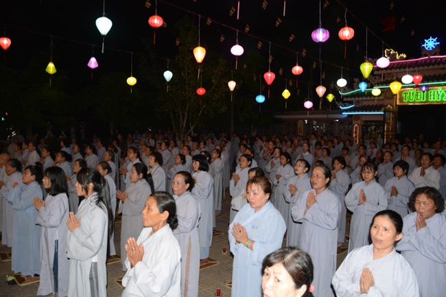 Đêm hoa đăng kỷ niệm đức Phật A-di-đà tại chùa Long Hoa  – Long An