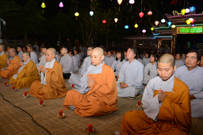 Đêm hoa đăng kỷ niệm đức Phật A-di-đà tại chùa Long Hoa  – Long An