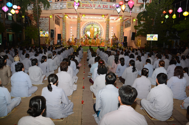 Đêm hoa đăng kỷ niệm đức Phật A-di-đà tại chùa Long Hoa  – Long An
