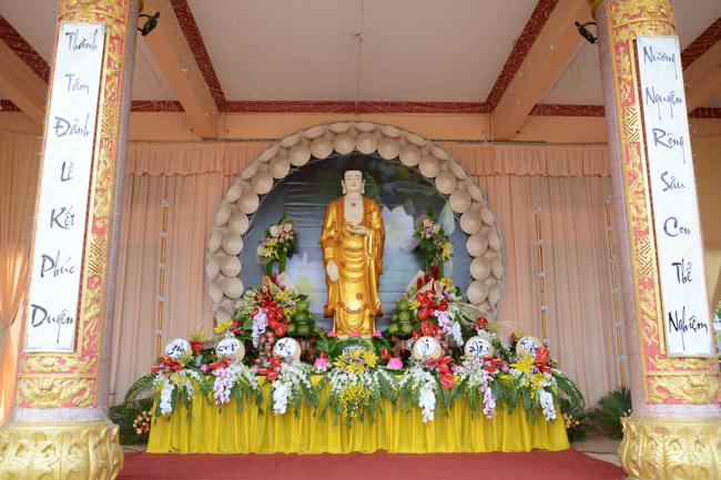 Đêm hoa đăng kỷ niệm đức Phật A-di-đà tại chùa Long Hoa  – Long An