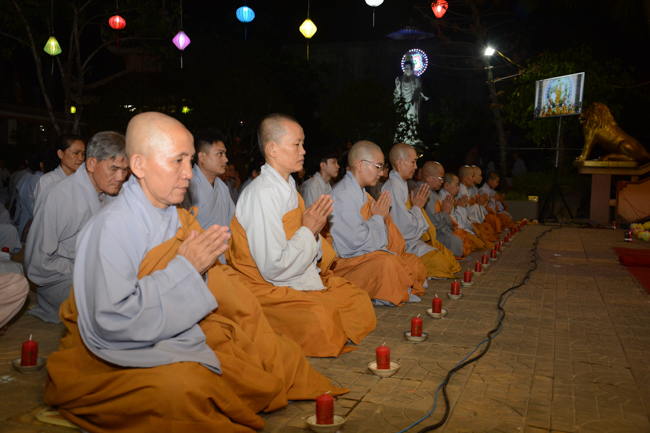 Đêm hoa đăng kỷ niệm đức Phật A-di-đà tại chùa Long Hoa  – Long An