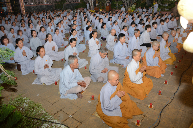 Đêm hoa đăng kỷ niệm đức Phật A-di-đà tại chùa Long Hoa  – Long An