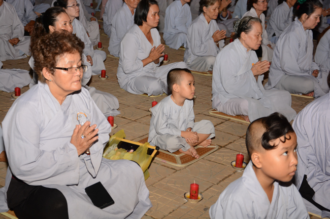 Đêm hoa đăng kỷ niệm đức Phật A-di-đà tại chùa Long Hoa  – Long An