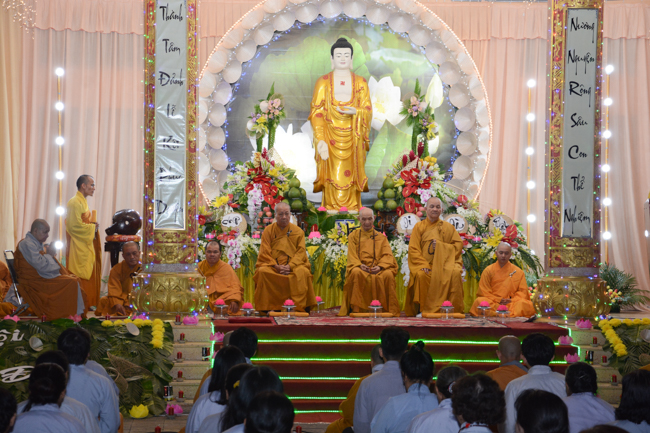 Đêm hoa đăng kỷ niệm đức Phật A-di-đà tại chùa Long Hoa  – Long An