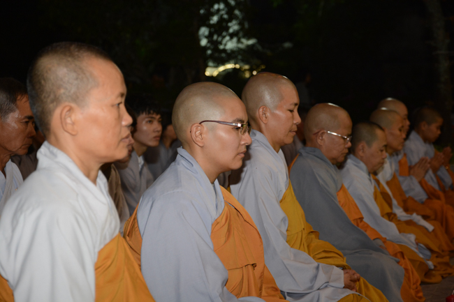 Đêm hoa đăng kỷ niệm đức Phật A-di-đà tại chùa Long Hoa  – Long An