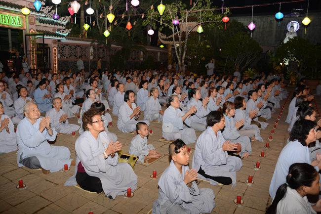 Đêm hoa đăng kỷ niệm đức Phật A-di-đà tại chùa Long Hoa  – Long An