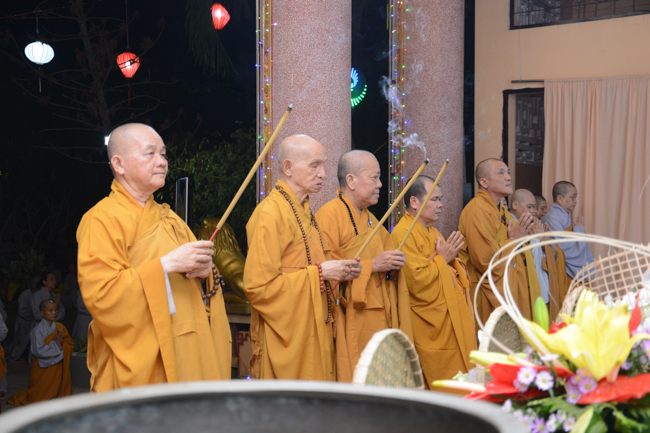 Đêm hoa đăng kỷ niệm đức Phật A-di-đà tại chùa Long Hoa  – Long An