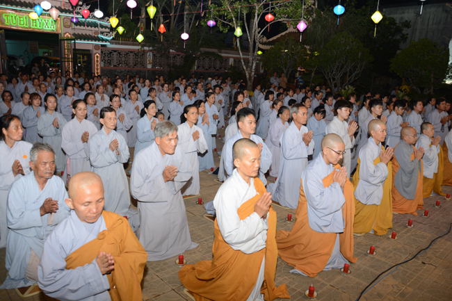 Đêm hoa đăng kỷ niệm đức Phật A-di-đà tại chùa Long Hoa  – Long An