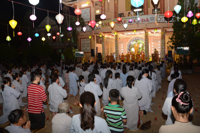 Đêm hoa đăng kỷ niệm đức Phật A-di-đà tại chùa Long Hoa  – Long An