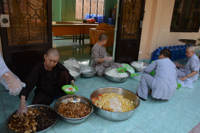 Đêm hoa đăng kỷ niệm đức Phật A-di-đà tại chùa Long Hoa  – Long An