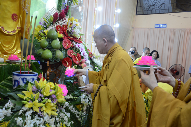 Đêm hoa đăng kỷ niệm đức Phật A-di-đà tại chùa Long Hoa  – Long An