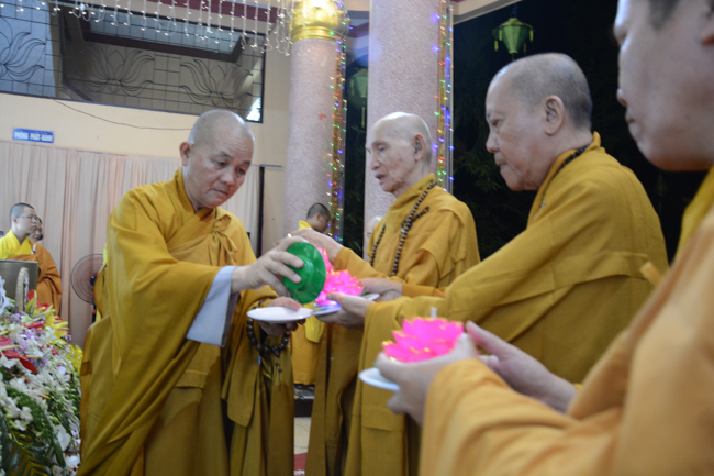 Đêm hoa đăng kỷ niệm đức Phật A-di-đà tại chùa Long Hoa  – Long An