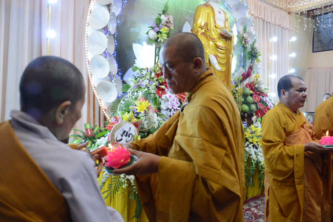 Đêm hoa đăng kỷ niệm đức Phật A-di-đà tại chùa Long Hoa  – Long An