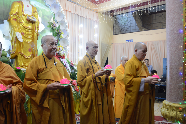 Đêm hoa đăng kỷ niệm đức Phật A-di-đà tại chùa Long Hoa  – Long An