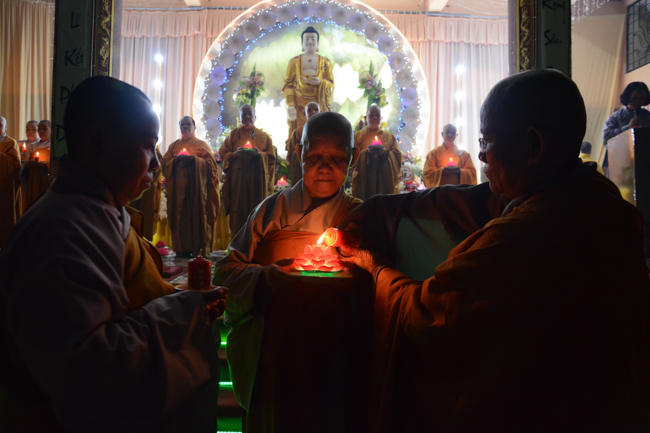 Đêm hoa đăng kỷ niệm đức Phật A-di-đà tại chùa Long Hoa  – Long An