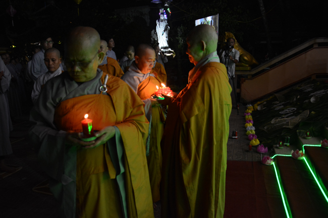 Đêm hoa đăng kỷ niệm đức Phật A-di-đà tại chùa Long Hoa  – Long An