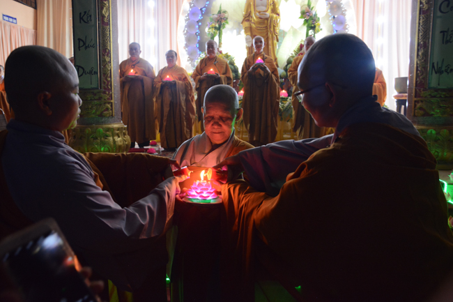 Đêm hoa đăng kỷ niệm đức Phật A-di-đà tại chùa Long Hoa  – Long An