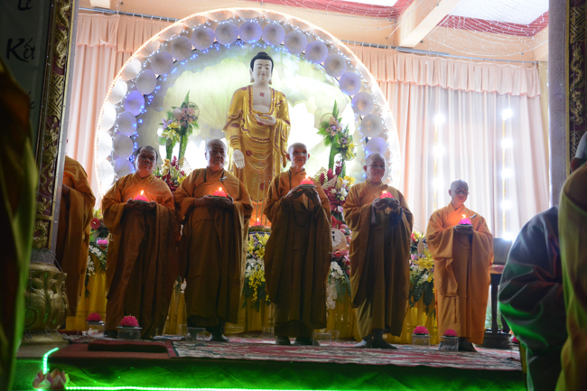 Đêm hoa đăng kỷ niệm đức Phật A-di-đà tại chùa Long Hoa  – Long An