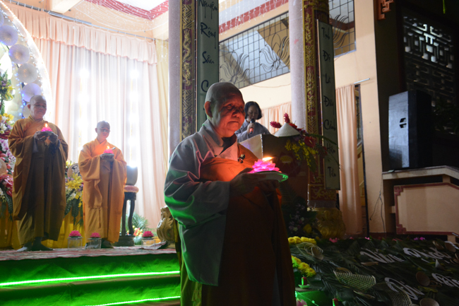 Đêm hoa đăng kỷ niệm đức Phật A-di-đà tại chùa Long Hoa  – Long An