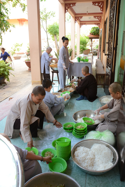 Đêm hoa đăng kỷ niệm đức Phật A-di-đà tại chùa Long Hoa  – Long An