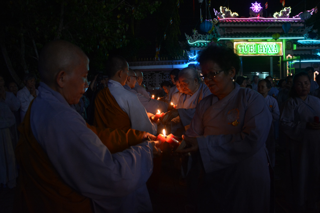 Đêm hoa đăng kỷ niệm đức Phật A-di-đà tại chùa Long Hoa  – Long An