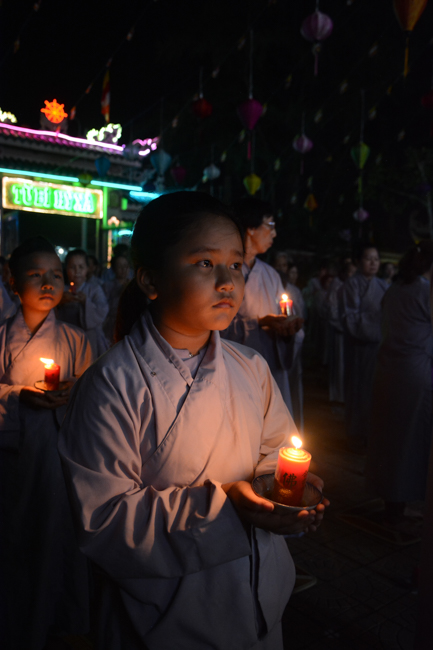 Đêm hoa đăng kỷ niệm đức Phật A-di-đà tại chùa Long Hoa  – Long An
