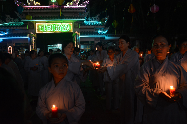 Đêm hoa đăng kỷ niệm đức Phật A-di-đà tại chùa Long Hoa  – Long An