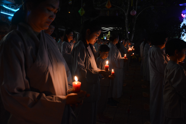 Đêm hoa đăng kỷ niệm đức Phật A-di-đà tại chùa Long Hoa  – Long An