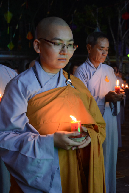 Đêm hoa đăng kỷ niệm đức Phật A-di-đà tại chùa Long Hoa  – Long An