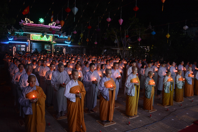 Đêm hoa đăng kỷ niệm đức Phật A-di-đà tại chùa Long Hoa  – Long An