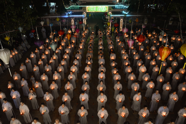 Đêm hoa đăng kỷ niệm đức Phật A-di-đà tại chùa Long Hoa  – Long An